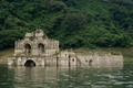 メキシコ南東部のチアパス州で、ダム貯水池の水位が下がり姿を現した使徒サンティアゴ教会。49年前にダム建設で水底に沈んでいた（2015年10月21日撮影）。(c)AFP/Mario Vazquez de la Torre