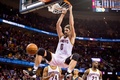 15-16NBA、クリーブランド・キャバリアーズ対インディアナ・ペイサーズ。ダンクシュートを決めるクリーブランド・キャバリアーズのケビン・ラブ（2015年11月8日撮影）。(c)AFP/Getty Images/Jason Miller