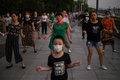 中国・湖北省武漢の長江近くで、ダンスをする人々（2020年8月4日撮影）。(c)Hector RETAMAL / AFP