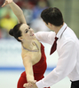 11-12フィギュアスケートGPシリーズ第2戦スケート・カナダ（2011 Skate Canada International）は30日、オンタリオ（Ontario）州ミシサガ（Mississauga）のハーシーセンター（Hershey Centre）でアイスダンスのフリーダンス（FD）が行われ、ショート・ダンス（SD）で首位に立っていたカナダのテッサ・ヴァーチュー（Tessa Virtue）／スコット・モイア（Scott Moir）組が、FDでも首位となる106.73点を記録し、合計178.34点で優勝を飾った。

演技に臨むテッサ・ヴァーチュー／スコット・モイア組（2011年10月30日撮影）。(c)AFP/Geoff Robins
