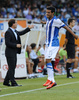 13-14スペイン1部リーグは17日、第1節の試合が各地で行われ、レアル・ソシエダ（Real Sociedad）は2-0でヘタフェ（Getafe CF）に勝利した。

先制点を決め、ハコバ・アラサテ（Jagoba Arrasate）監督（左）の横で喜ぶレアル・ソシエダのカルロス・ベラ（Carlos Vela、2013年8月17日撮影）。(c)AFP/RAFA RIVAS