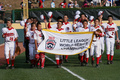 第67回リトルリーグ世界選手権大会（2013 Little League World Series）決勝。試合後、歓声に応える日本代表・武蔵府中（Musashi Fuchu）の選手（2013年8月25日撮影）。(c)AFP/Getty Images/Rob Carr