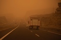 砂嵐に覆われたスペイン・カナリア諸島のテネリフェ島で、幹線道路を走る車（2020年2月23日撮影）。(c)DESIREE MARTIN / AFP