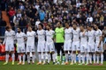 13-14スペイン1部リーグ第25節、レアル・マドリード（Real Madrid）対エルチェ（Elche CF）。試合前、亡くなったセルヒオ・ラモス（Sergio Ramos）の祖父に黙とうするレアル・マドリードの選手（2014年2月22日撮影）。(c)AFP/GERARD JULIEN