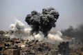 イラク・モスルで、米主導の有志連合軍がイスラム過激派組織「イスラム国（IS）」を標的に行った空爆後に立ち上る煙（2017年7月9日撮影）。(c)AFP/Ahmad Al-rubaye