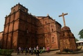 イエズス（Jesuit）会宣教師フランシスコ・ザビエル（Francis Xavier）の遺体の公開に当たり、遺体を運ぶ行列が始まる前にミサが行われるインド・ゴア（Goa）州のボム・ジーザス教会（Basilica of Bom Jesus）に到着したインドのキリスト教徒たち（2014年11月22日撮影）。(c)AFP/PUNIT PARANJPE