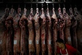 アルゼンチン・ブエノスアイレスの食肉店で働く従業員（2023年1月12日撮影、資料写真）。(c)Luis ROBAYO / AFP