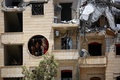 シリア・ラッカで、損壊した建物内でたばこを吸う「シリア民主軍（SDF）」の戦闘員ら（2017年7月28日撮影）。(c)AFP/DELIL SOULEIMAN