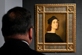 ラファエロの自画像。イタリア・ローマの美術館スクデリエ・デル・クイリナーのラファエロ展で（2020年6月1日撮影）。(c)Alberto PIZZOLI / AFP