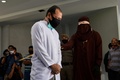 インドネシア・アチェ州のバンダアチェで、公開むち打ち刑を受ける男性（2021年1月28日撮影）。(c)CHAIDEER MAHYUDDIN / AFP