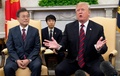 ホワイトハウスの大統領執務室で韓国の文在寅大統領と会談するドナルド・トランプ米大統領（2018年5月22日撮影）。(c)AFP PHOTO / SAUL LOEB