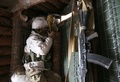ウクライナ・ドネツクで、親ロシア派武装勢力との戦闘の前線に立つウクライナ兵（2022年1月23日撮影、資料写真）。(c)Anatolii STEPANOV / AFP