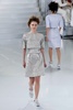 フランス・パリ市内で発表された「シャネル（CHANEL）」14年春夏オートクチュールコレクション（2014年1月21日撮影）。(c)AFP/PATRICK KOVARIK