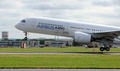 仏南西部トゥールーズ（Toulouse）で、試験飛行に飛び立つ欧州航空機大手エアバス（Airbus）の次世代旅客機「A350」（2013年6月14日撮影）。(c)AFP/ERIC CABANIS