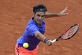 全仏オープンテニス、男子シングルス1回戦。リターンを狙うロジャー・フェデラー（2015年5月24日撮影）。(c)AFP/MIGUEL MEDINA