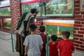 アフガニスタンのカブール動物園で水槽を見るタリバン戦闘員（2021年9月17日撮影）。(c)BULENT KILIC / AFP