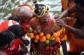 シンガポールで30日、ヒンズー教の大祭タイプーサム（Thaipusam）が行われた。ムルガ（Muruga）神をあがめるこの祭りは、 タミル暦のタイ（Thai）の月の満月の日に行われる。信者らは「カバディ（Kavadi）」と呼ばれる御輿（みこし）を鉄串などで自分の身体に固定して苦行の行進を行う。この祭りはマレーシアでも行われる。

写真は、マレーシア・クアラルンプール（Kuala Lumpur）で、バトゥ洞窟（Batu cave）のヒンズー教寺院に向かう苦行の行進の前に、果物をつけたフックを身体に刺してもらっているヒンズー教徒（2010年1月30日撮影）。(c)AFP/Saeed KHAN