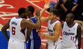13-14NBAプレーオフ1回戦（7回戦制）、ロサンゼルス・クリッパーズ（Los Angeles Clippers）対ゴールデンステイト・ウォリアーズ（Golden State Warriors）第7戦。ファウルを引き出し、チームメートと喜ぶロサンゼルス・クリッパーズのブレイク・グリフィン（Blake Griffin、右から2人目、2014年5月3日撮影）。(c)AFP/Frederic J. BROWN