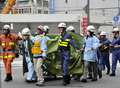 東京・秋葉原で通り魔に刺された人をストレッチャーで運ぶ救急隊員（2008年6月8日撮影）。(c)AFP/Yoshikazu TSUNO