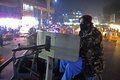 アフガニスタン東部のジャララバードで、街頭の警備に当たるタリバン戦闘員（2021年12月12日撮影、資料写真）。(c)Wakil KOHSAR / AFP