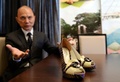 福島の伝統的な素材を使って制作した靴を公開したデザイナーのジミー・チュウ（Jimmy Choo、2014年4月18日撮影）。(c)AFP/TOSHIFUMI KITAMURA