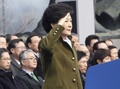 韓国・ソウル（Seoul）の国会議事堂前で行われた就任式で敬礼する朴槿恵（パク・クンヘ、Park Geun-Hye）新大統領（2013年2月25日撮影）。(c)AFP/ Ahn Young-joon