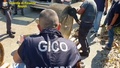 イスラム国（IS）がシリアで製造した錠剤のアンフェタミンの調査を監視する、イタリア財務警察の捜査官。伊財務警察ナポリ支部提供の動画より（撮影日不明、2020年7月1日入手）。(c)AFP PHOTO / GUARDIA DI FINANZA / HANDOUT