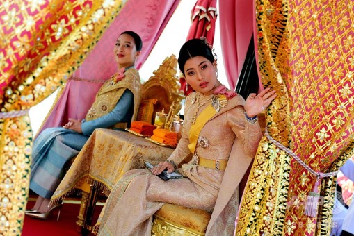 タイ国王が水上パレード、戴冠祝う最後の行事に市民が歓声 写真37枚