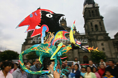 色鮮やかなメキシコの伝統工芸人形「アレブリヘス」のパレード、開催