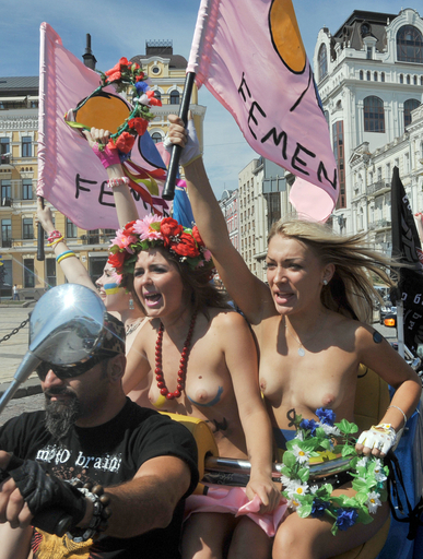 独立記念日トップレスでお祝い、ウクライナの女性団体