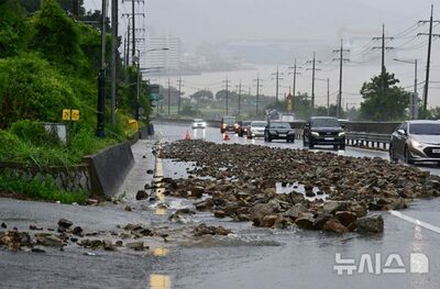 韓国・巨済で記録的豪雨、道路寸断で市民や観光客が孤立…通行情報不足で混乱