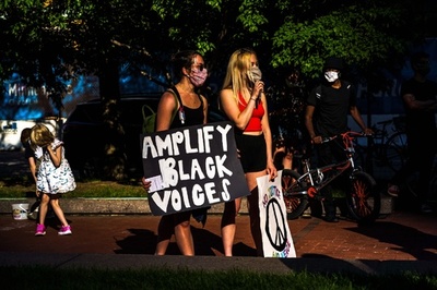 人種デモ報道に批判相次ぐ 自省強いられる米メディア