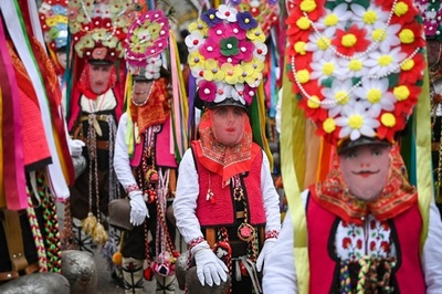 ブルガリアで仮装フェス 伝統の「クケリ」披露