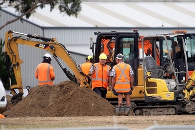 NZモスク銃乱射事件、犠牲者の墓掘る作業始まる