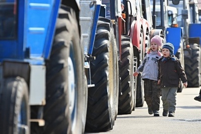 トラクターがずらり、世界記録に挑戦 チェコ
