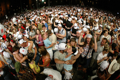 1万2800人がキス大会に大集合、ギネス新記録を樹立