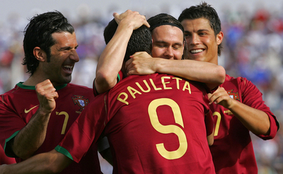 ＜サッカー 親善試合＞パウレタのハットトリックを祝福するポルトガルの選手達 - ポルトガル