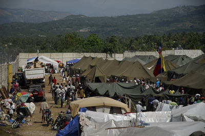 地震後初の本格的な雨、テントの支給進まず ハイチ