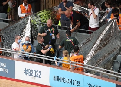 英自転車トラックレースで大事故、選手が客席に飛び込む