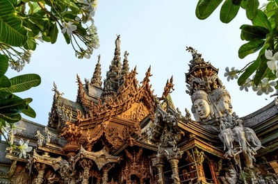 完成は25年？ クメール様式など混合の木造巨大寺院 タイ