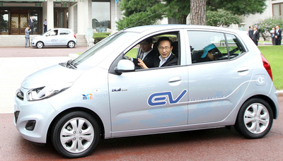 韓国初の市販EV「ブルーオン」を発表、現代自動車