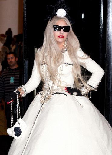 ニコラ・フォルミケッティ、1日12回着替えるガガに耐えかね辞職