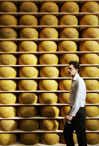 パルメザンチーズで融資OK、イタリア北部の銀行