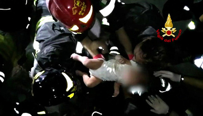 伊リゾート島の地震、2人死亡 救助活動で7か月の乳児救出