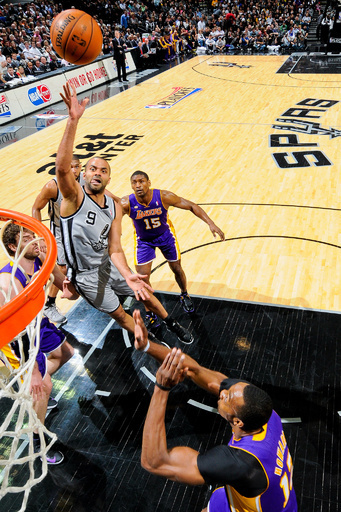 スパーズがレイカーズに連勝、NBAプレーオフ