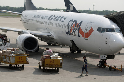 機内で乗客が意識不明、山東航空が65分早く到着 懸命の救急