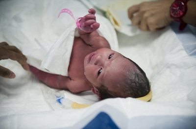 挙式を終えた花嫁、その場でスピード出産 フランス