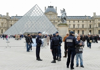 観光客ねらう犯罪増加、パリのイメージダウンに