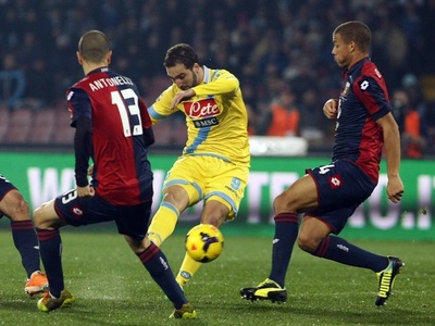 ナポリ、終盤に追いつかれジェノアと引き分ける