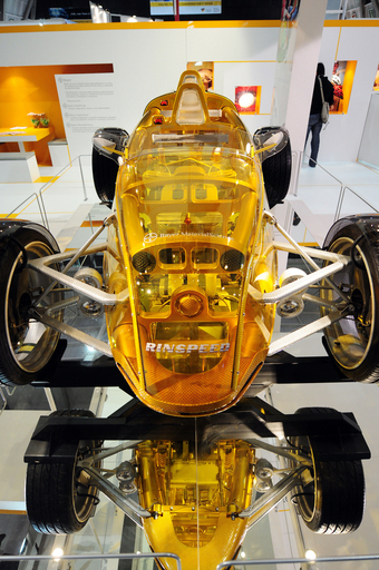 世界初の透明ハイテクプラスチック自動車、チリ展示会に登場